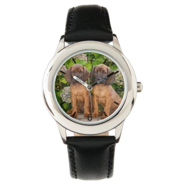 Cute Bavarian Mountain Hound Puppies met bloemen Horloge (Voorkant)