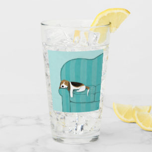 Cute Beagle op Couch   Happy Sleeping Sofa Dog Glas