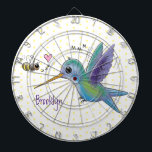 Cute bee hummingbird cartoon illustration dartbord<br><div class="desc">Dit schattige ontwerp kenmerkt een groene en paarse,  gelukkige kolibrie met een bijenvriend. Alles gedaan in de stijl van de vrolijke cartoon illustratie!</div>