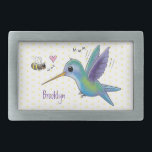 Cute bee hummingbird cartoon illustration gesp<br><div class="desc">Dit schattige ontwerp kenmerkt een groene en paarse,  gelukkige kolibrie met een bijenvriend. Alles gedaan in de stijl van de vrolijke cartoon illustratie!</div>