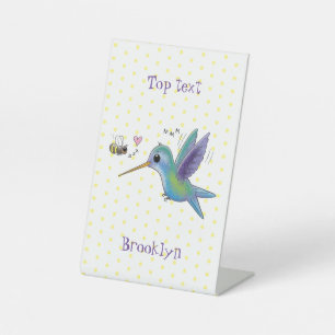 Cute bee hummingbird cartoon illustration reclamebord met voetstuk