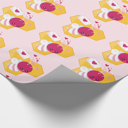 Cute Bee met roze Valentijn Hearts Pattern Cadeaupapier (Hoek)