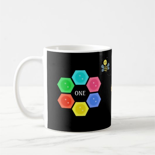 Cute bee & Multicolored Honeycomb op zwart Koffiemok (Links)