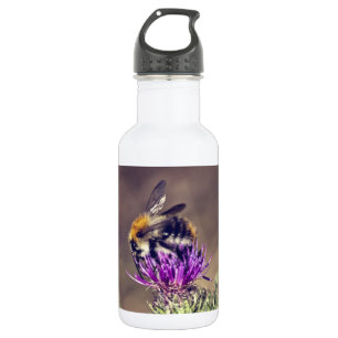 Cute bee op een dikke laag waterfles