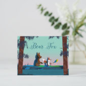Cute Beer en Fox kayaking op een wilde bosrivier Briefkaart (Staand voorkant)