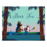 Cute Beer en Fox kayaking op een wilde bosrivier