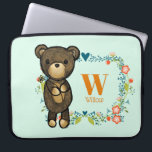 Cute Beer, Gele Bloem en Breedmonogram Laptop Sleeve<br><div class="desc">Een laptophoes ontworpen met een schattige afbeelding van een cartoon bruin beer met een gele maaltijd. Omringd door een decoratieve bloemgroef met bloemen,  bladeren,  sprigs en harten. Najaars kleurenschema. Personaliseer met een monogram initiaal en een naam.</div>