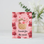 Cute Beer Hugging Cupcake Valentijn Briefkaart (Staand voorkant)
