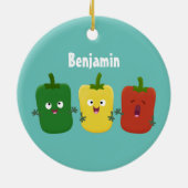Cute bell pepper capsicum trio zingende cartoon keramisch ornament (Achterkant)
