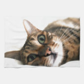 Cute Bengal Cat in Bed Afbeelding Theedoek (Horizontaal)
