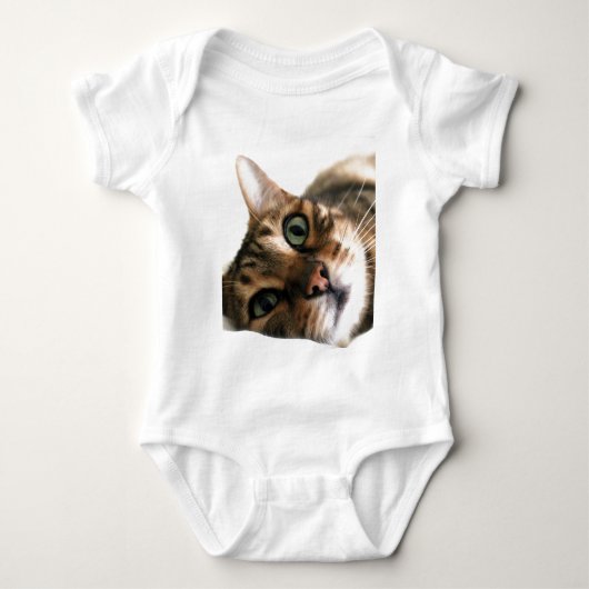 Cute Bengal Cat Lying in Bed T-shirt (Voorkant)