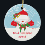 Cute Best Grandma Snowman Kerstversier Keramisch Ornament<br><div class="desc">De beste grootma ooit een sneeuwpopening voor kerst met een heerlijke snowman met een rood pet, rode polka met mittens en een groene en rode strepe sjaal en een lichtblauwe achtergrond met sneeuwvlokken. Gemakkelijk om met uw bericht te personaliseren! Een geweldig kerstcadeau van grootouders van de kleinkinderen, dat de kleinkinderen...</div>