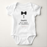 Cute Best Man in Training Black Stropdas Wedding Romper<br><div class="desc">Dit leuke baby is dat één stuk ontworpen is als een gunst voor huwelijksfeesten. Het ontwerp is voorzien van een afbeelding van een zwart boegvormig stropdas en drie knoppen op een witte achtergrond. De tekst leest Beste man in Opleiding, en heeft een plaats om zijn naam evenals de naam van...</div>