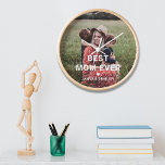 Cute BEST MOM EVER Heart Moederdag Photo<br><div class="desc">Cute Best Mam Ever Heart Moederdag Photo Clock biedt je favoriete foto met de tekst "beste moeder ooit" in een modern wit script met een hart en je namen hieronder. Personaliseer door de tekst in het verstrekte tekstvakje uit te geven en uw eigen afbeelding toe te voegen. Ontworpen door ©Evco...</div>