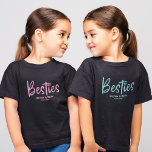 Cute Besties BFF Beste vrienden Je namen Blauwgroe T-shirt<br><div class="desc">Ons aangepaste T-shirt 'Beste vrienden' is perfect om je speciale band met je beste vriend te vieren! Het moderne en trendy manuscript zal dit één-van-een-soort ontwerp uitsteken. Pas het aan met je eigen namen en het jaar sinds je vriendschap begon. Of je nu in de stad bent of thuis aan...</div>