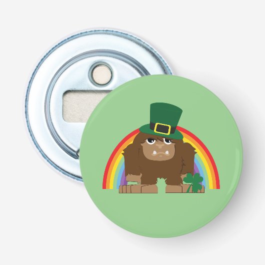 Cute Bigfoot Leprechaun Button Flesopener (Voorkant)