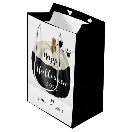 Cute Black and White Pumpkin Happy Halloween 2022 Medium Cadeauzakje (Voorkant Gekanteld)
