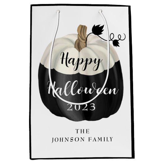 Cute Black and White Pumpkin Happy Halloween 2022 Medium Cadeauzakje (Voorkant)