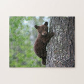 Cute Black Beer Cub die een boom-puzzel beklimt Legpuzzel (Horizontaal)