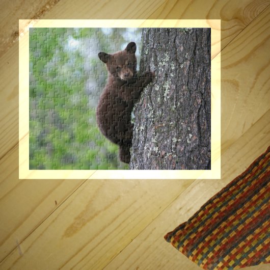Cute Black Beer Cub die een boom-puzzel beklimt Legpuzzel