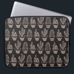 Cute Black Blush Pink Potted Cactus Pattern Laptop Sleeve<br><div class="desc">Dit schattige en moderne patroon is perfect voor de trendy en stijlvolle vrouw. Het bevat een handgetekend, wazige, roze stempels en strepen, voorzien van een plant van cactus boven op een zwarte achtergrond. Het is hedendaags, uniek, cool en modieus voor elk seizoen! ***BELANGRIJKE NOTA VAN HET ONTWERP: Voor om het...</div>