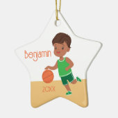 Cute Black Boy Basketball Persoonlijke Kerstmis Keramisch Ornament (Links)
