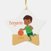 Cute Black Boy Basketball Persoonlijke Kerstmis Keramisch Ornament (Achterkant)