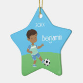 Cute Black Boy Soccer Persoonlijke kerstCeram Keramisch Ornament (Links)