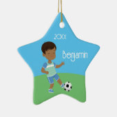 Cute Black Boy Soccer Persoonlijke Kerstmis Keramisch Ornament (Rechts)