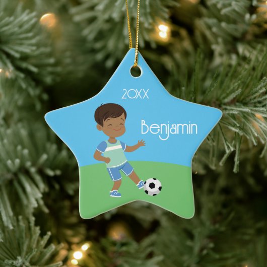 Cute Black Boy Soccer Persoonlijke Kerstmis Keramisch Ornament (Boom)