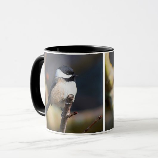 Cute Black Capped Chickadee on Branch Mok (Voorkant links)