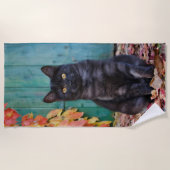 Cute Black Cat Kitten met rode bladeren Blauwe deu Strandlaken (Voorkant)