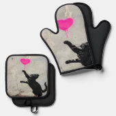 Cute Black Cat Playing with A Pink Heart Ovenwant & Pannenlap Set (Voorkant / Achterkant)