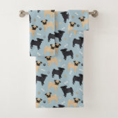 Cute Black en Tan Pugs Pattern Bad Handdoek (Insitu)