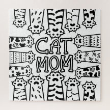 Cute Black en white cat mama met kattenpoten