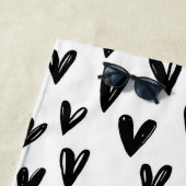 Cute Black en White Doodle Hearts gepersonaliseerd Strandlaken (In situ)