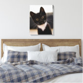 Cute Black en White Tuxedo Kitten Canvas Afdruk (Insitu (Slaapkamer))
