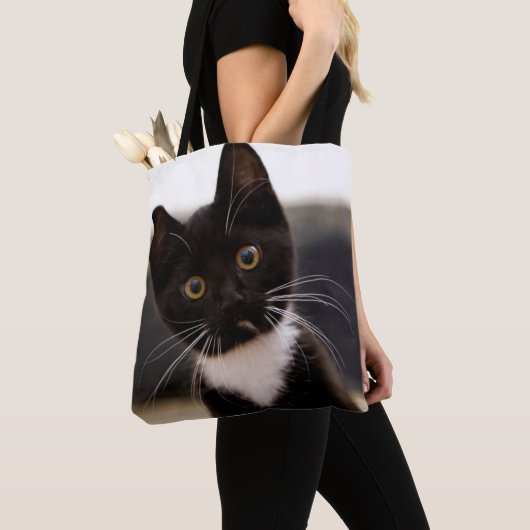 Cute Black en White Tuxedo Kitten Tote Bag (Dichtbij)