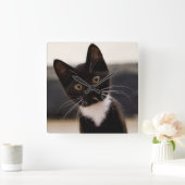 Cute Black en White Tuxedo Kitten Vierkante Klok (Huis)