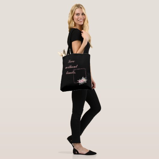 Cute Black Flowers, hou van een citaat Tote Bag (Op model)