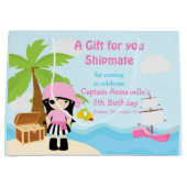Cute Black Hair Pirate Girl in Pink Birthday Groot Cadeauzakje (Voorkant)