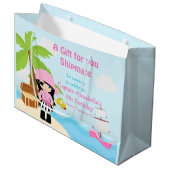 Cute Black Hair Pirate Girl in Pink Birthday Groot Cadeauzakje (Voorkant Gekanteld)
