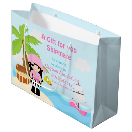 Cute Black Hair Pirate Girl in Pink Birthday Groot Cadeauzakje (Voorkant Gekanteld)
