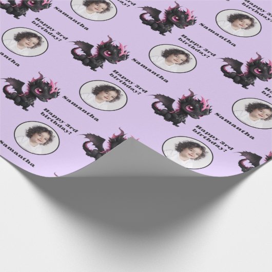 Cute Black Paarse Chibi Dragon Custom Photo Text Cadeaupapier (Hoek)