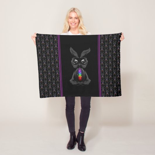 Cute Black Rabbit met Chakra Rainbow Soul Fleece Deken (In situ)