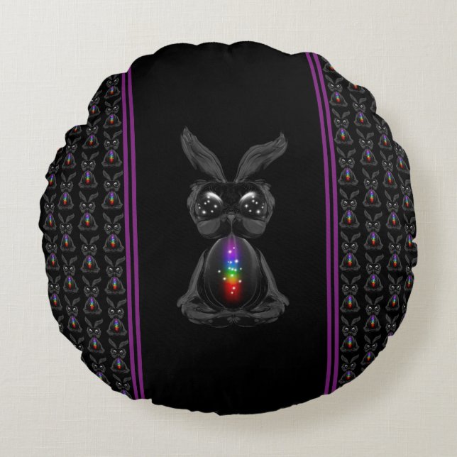 Cute Black Rabbit met Chakra Rainbow Soul Rond Kussen (Voorkant)
