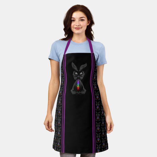 Cute Black Rabbit met Chakra Rainbow Soul Schort (Gedragen)
