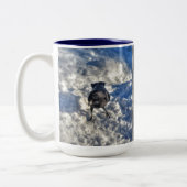 Cute Black Raven in de sneeuwfoto Tweekleurige Koffiemok (Links)