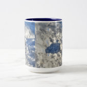 Cute Black Raven in de sneeuwfoto Tweekleurige Koffiemok (Center)