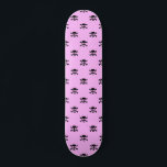 Cute Black Skull Pattern op roze achtergrond Persoonlijk Skateboard<br><div class="desc">Superschattige zwarte schedels vormen een patroon op een roze achtergrond.</div>